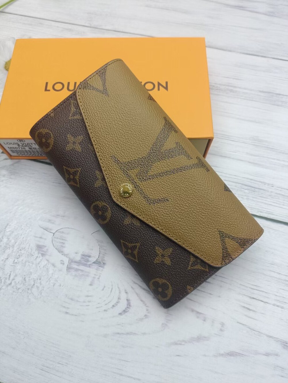 Louis Vuitton Sarah Wallet in Monogram - Picture 3 of 8